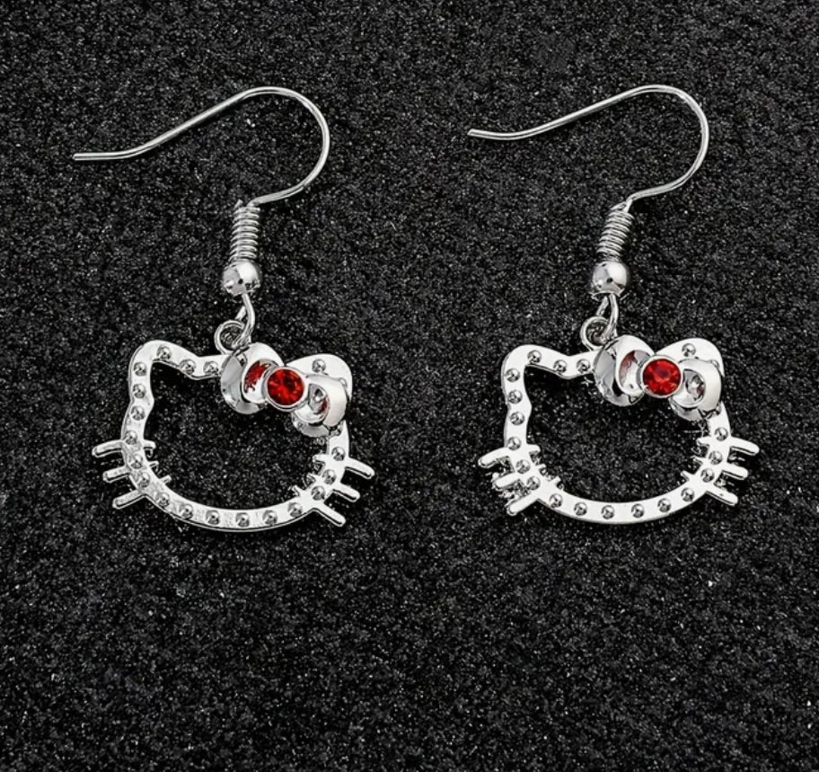 Pequeños y Originales Pendientes Sanrio Hello Kitty y Pasadores Hipoalergenicos de Acero Inoxidable