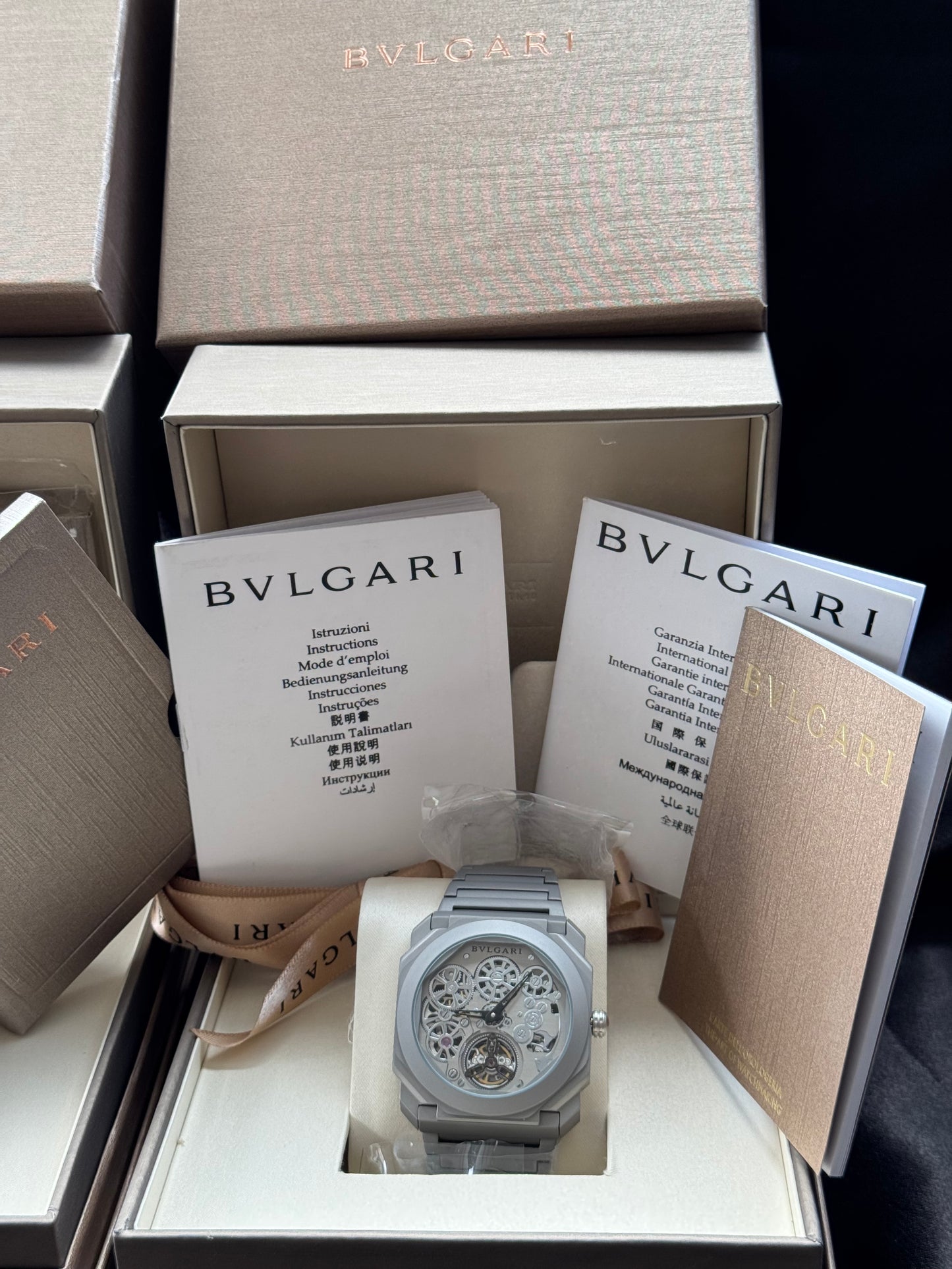 LUJOSO DISEÑO RELOJ AUTOMÁTICO MECÁNICO BVLGARI OCTO ELEGANCIA Y DISTINCIÓN