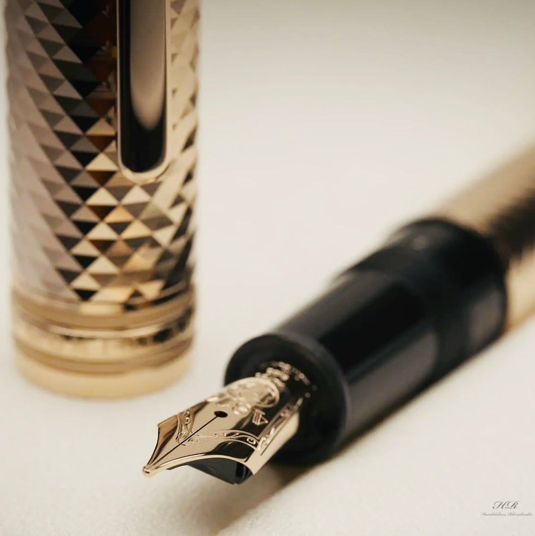 Hermosa y SOLD OUT desde hace Años Montblanc Solitaire Pluma Estilográfica MONT BLANC Geométric LeGrand 18K Mediano- Cajas Etcétera