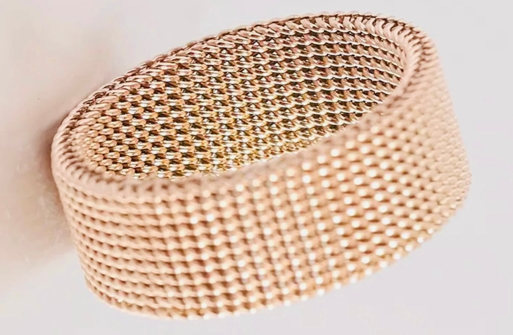Bonito y Elegante Anillo de Acero Inoxidable Hipoalergenico  Tono Oro Rosado-Disponible en Tallas 8 y 9