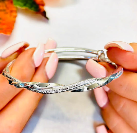 ELEGANTE PULSERA DE PLATA LEY 925 UNITALLA- UNISEX- HIPOALERGENICA! PERFECTA PARA REGALO 🎁!
Información por WhatsApp al 99 81 92 84 65