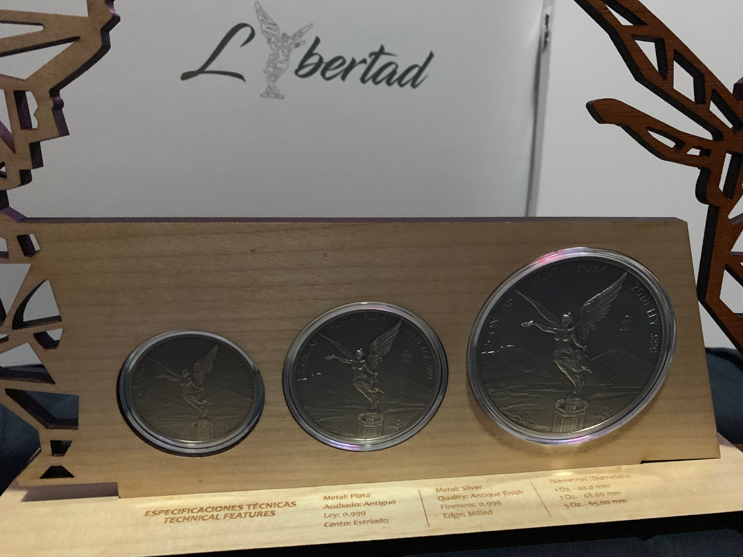 HERMOSO SET DE 3 MONEDAS DE PLATA .999 - 1 ONZA -2 ONZAS Y 5 ONZAS ACABADO SATIN CON EXCLUSIVO EXHIBIDOR  DE FINA MADERA VICTORIA ALADA! AÑO 2018. ALTO VALOR NUMISMÁTICO NUEVAS SIN CIRCULAR! DIRECTO CASA DE MONEDA! ALTO RELIEVE!