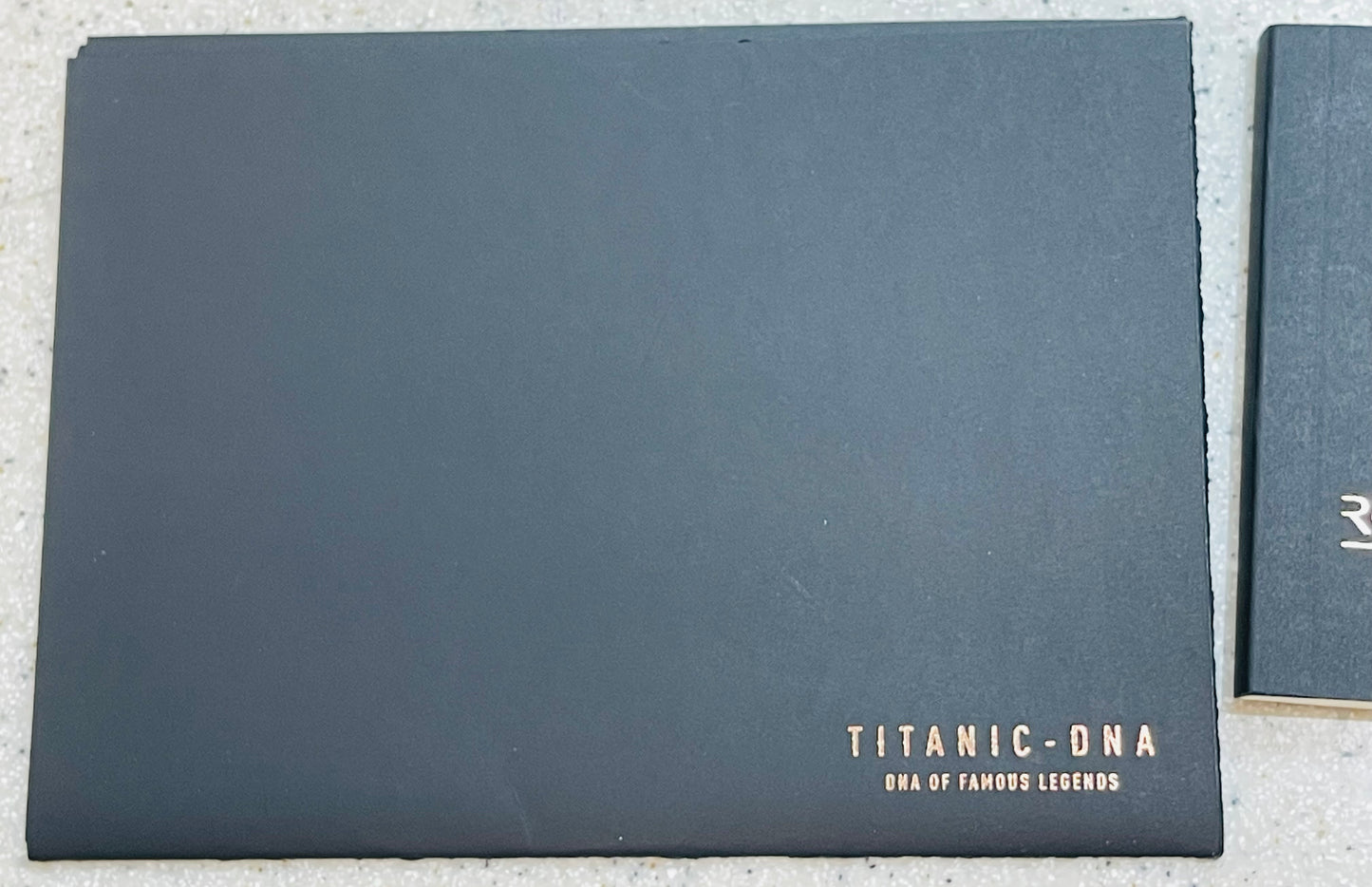 Única Pieza En México! Increíble y Hermosa Pluma Fuente TITANIC DNA 🧬 OF FAMOUS LEGENDS! ROMÁN JEROME ACERO DE EL TITANIC! ORO- PIEL DE COCODRILO 🐊 CRISTAL SAFIRO CERTIFICADOS DE AUTENTICIDAD! NUEVA SIN USAR- JAMÁS SE LE PUSO TINTA! COMPRADA EN SUC. RJ