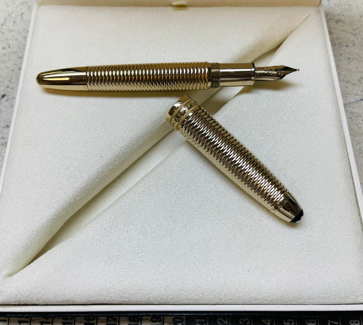 Hermosa de Colección Pluma Estilográfica Le Grand Geometric MontBlanc de Colección Dorada También Disponible en Plateada!
Precio por Pluma fuente 🖋️ 

Información por WhatsApp 99 81 92 84 65

Nota: 

No se hacen Envíos 🚚 

Ventas solo en Cancún