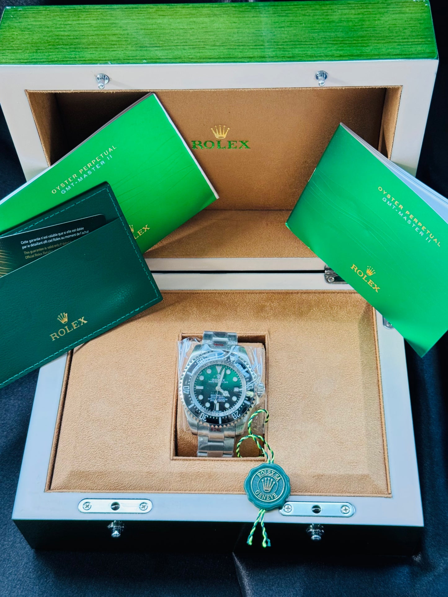 IMPRESIONANTE GRANDE Y PESADO RELOJ AUTOMÁTICO MECÁNICO OYSTER PERPETUAL DATE DEEP SEA-DWELLER- CON VÁLVULA DE ESCAPE DE GAS 💨 RIN LOCK SISTEM! 43mm. ESPECTACULAR RELOJ!

Hermosa y Elegante Carátula Verde y Negro!

Información por WhatsApp al 99 81 92 84