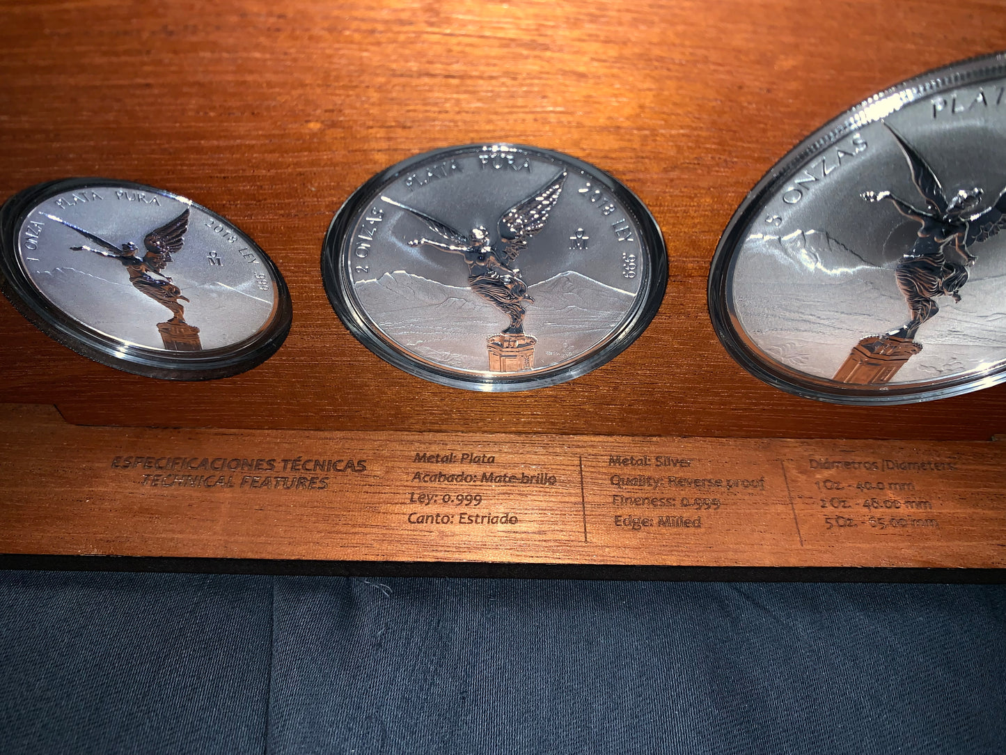 Exclusivo Set de 3 Monedas Plata .999-5 Onzas- 2 Onzas y 1 Onza Acabado Mate Brillo Alto Relieve 2018. Nuevo de Origen Casa de Moneda sin Circular- Con Exclusiva Base de Exhibición de  Lujo en Madera Fina!