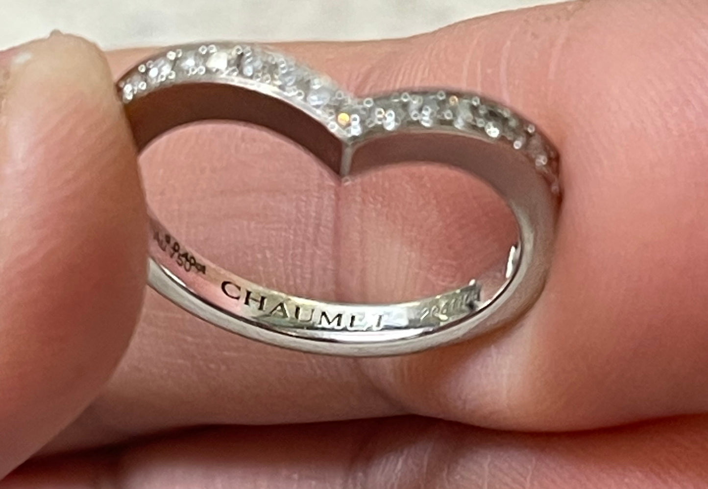 Prestigioso Anillo CHAUMET Desde su creación en 1780, la historia de Chaumet se ha desarrollado ligada a la historia de Francia. Tras colaborar en la joyería de la Reina María Antonieta, el fundador de la Maison, Marie-Étienne Nitot, estableció su propia