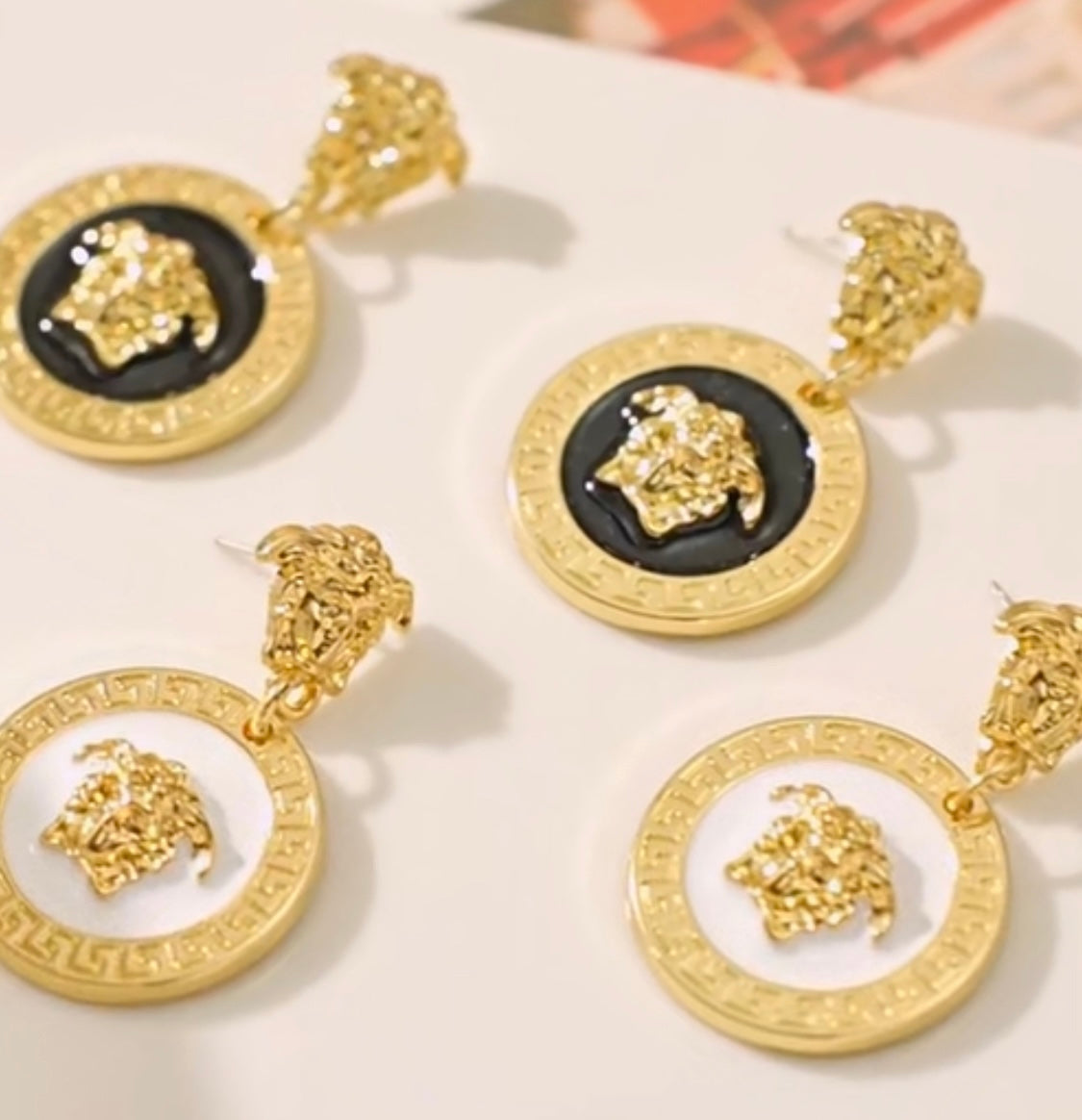 Elegantes Pendientes Tipo VERSACE -Excelente para Regalo 🎁 Disponibles en Tono: Negro y Blanco