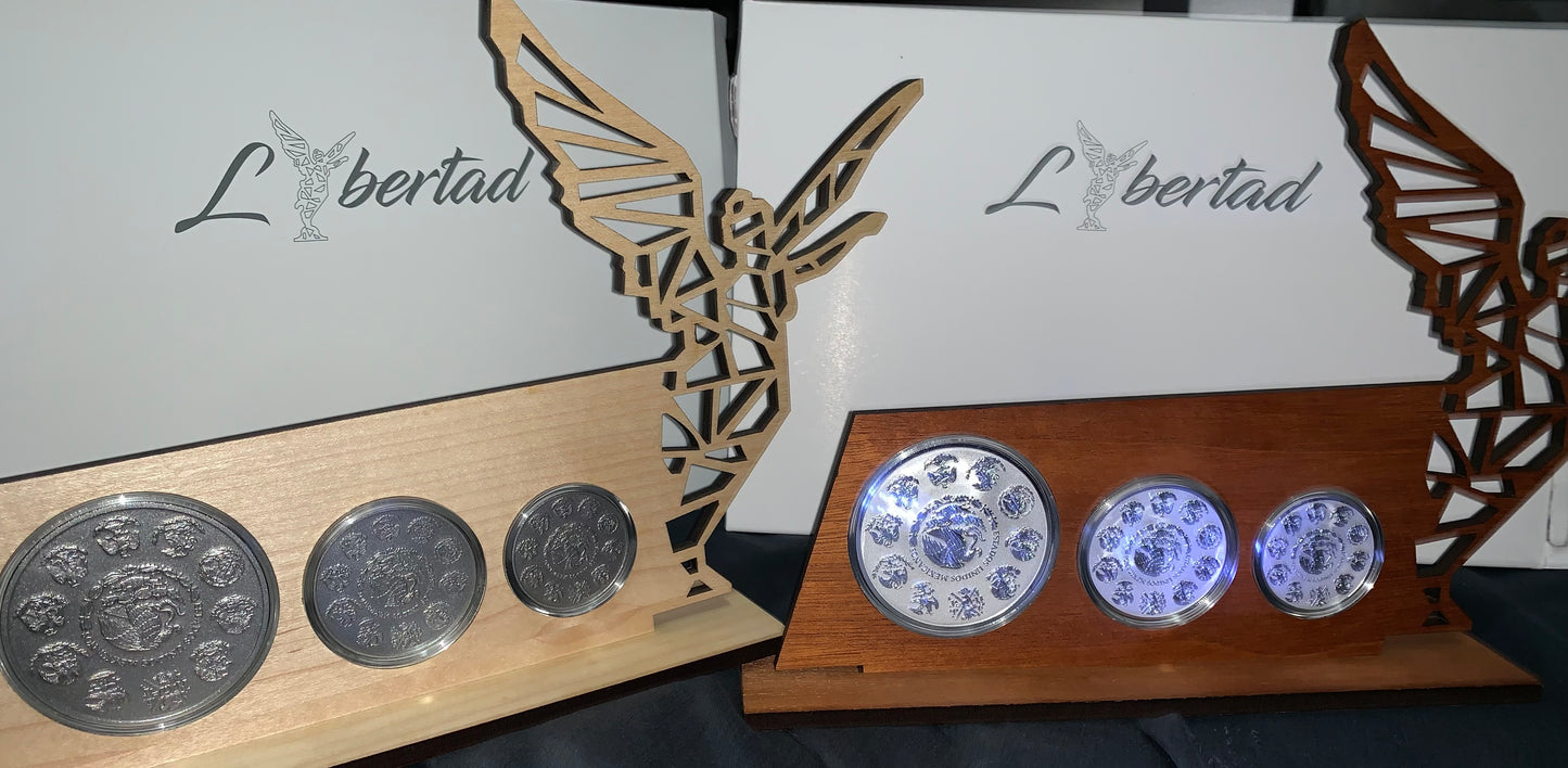 HERMOSO SET DE 3 MONEDAS DE PLATA .999 - 1 ONZA -2 ONZAS Y 5 ONZAS ACABADO SATIN CON EXCLUSIVO EXHIBIDOR  DE FINA MADERA VICTORIA ALADA! AÑO 2018. ALTO VALOR NUMISMÁTICO NUEVAS SIN CIRCULAR! DIRECTO CASA DE MONEDA! ALTO RELIEVE!