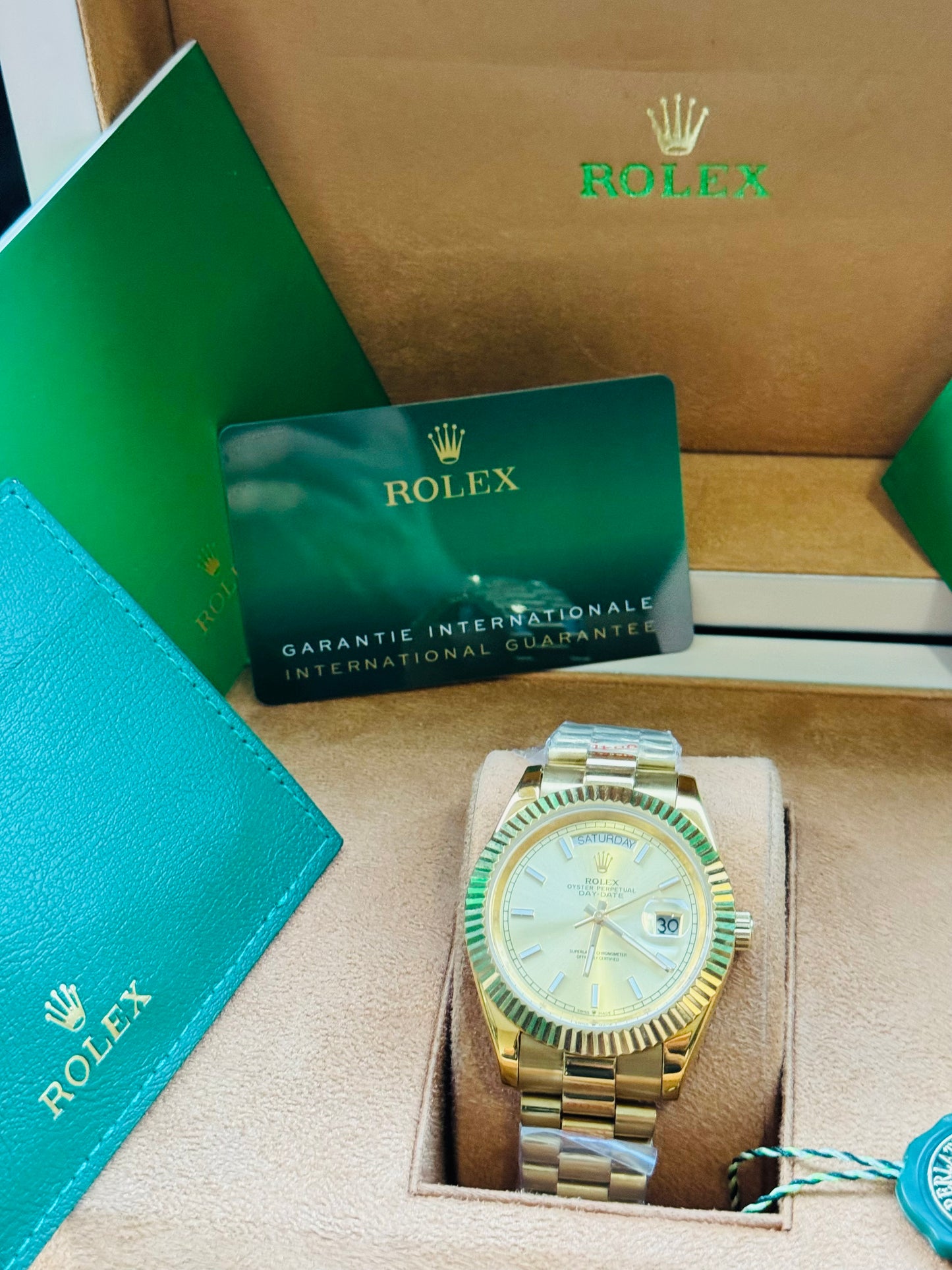 HERMOSO RELOJ AUTOMÁTICO OYSTER PERPETUAL DAY DATE ELEGANCIA Y DISTINCIÓN!

PRECIO A TRATAR 

Información por WhatsApp 99 81 92 84 65


NOTA:

No se hacen envíos 🚚  📦 💨!

Las Ventas son solo en Cancún

Nuestro Lema: No somos Números!
