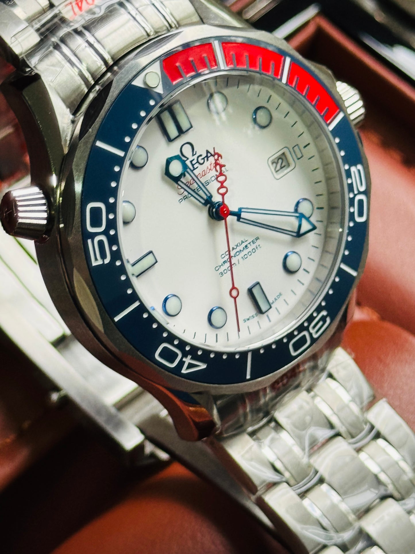 AUDAZ Y VERSÁTIL DISEÑO JAMES BOND 007-OMEGA AUTOMÁTICO SEA MASTER! FECHADOR-LUMINOSO-CRISTAL ZAFIRO-BISEL GIRATORIO ETC
